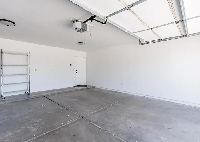 4-bedroom House In - Remodeled Retreat *