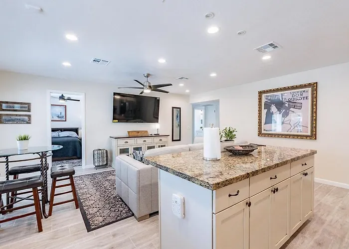 4-bedroom House In - Remodeled Retreat *