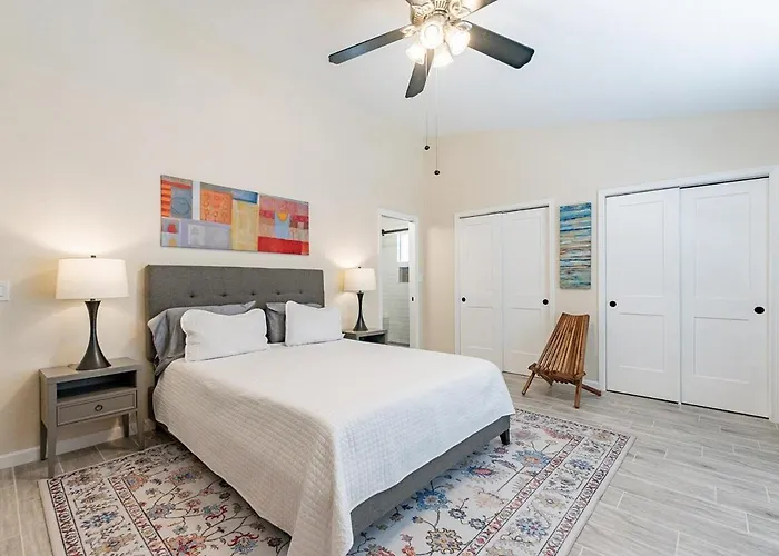 4-bedroom House In - Remodeled Retreat