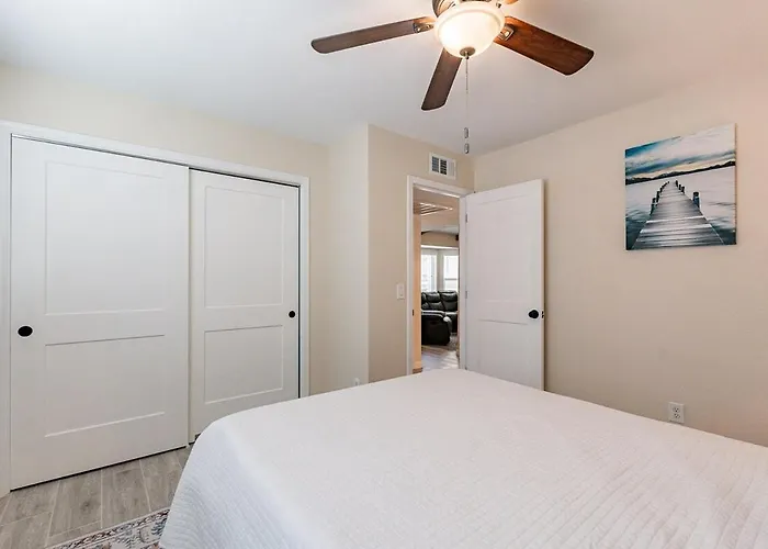 4-bedroom House In - Remodeled Retreat Holiday home Gilbert