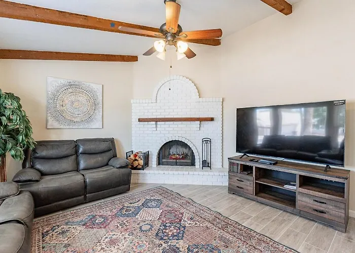 4-bedroom House In - Remodeled Retreat *