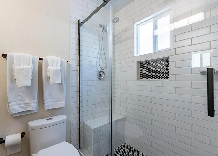 4-bedroom House In - Remodeled Retreat