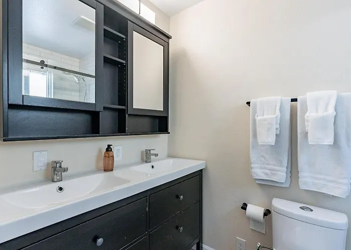 4-bedroom House In - Remodeled Retreat Holiday home *