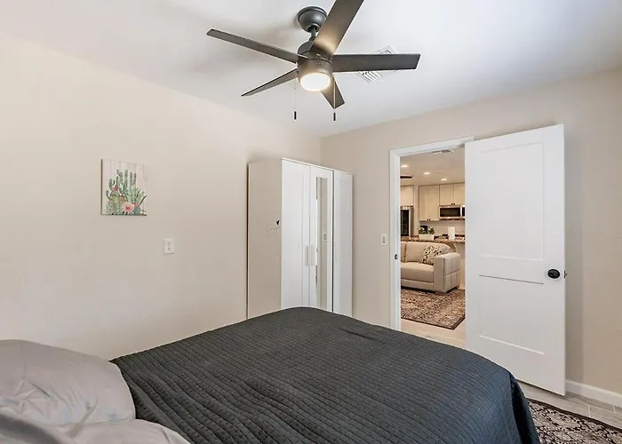 Holiday home 4-bedroom House In - Remodeled Retreat *