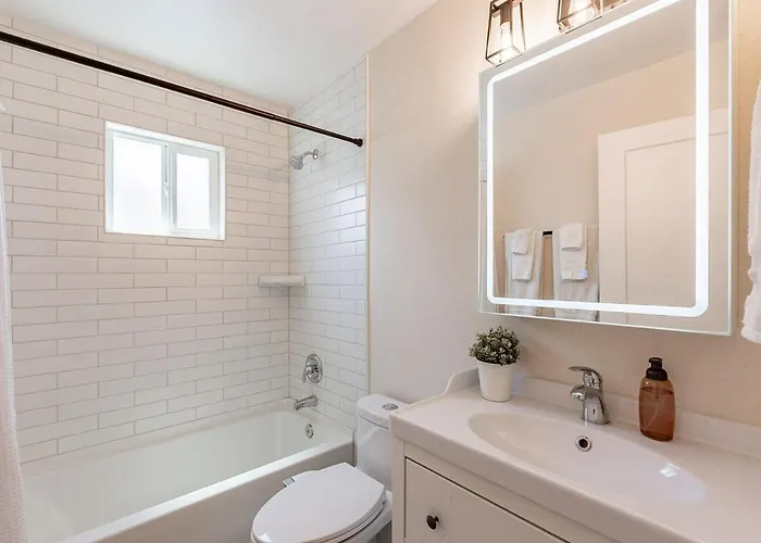 4-bedroom House In - Remodeled Retreat *