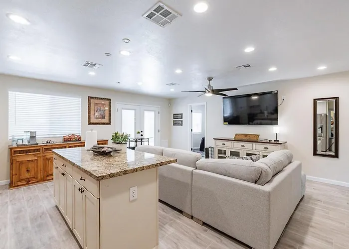 4-bedroom House In - Remodeled Retreat
