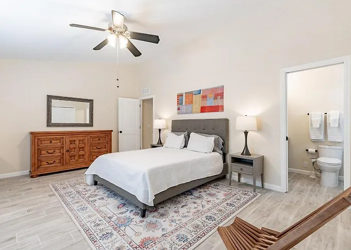 Holiday home 4-bedroom House In - Remodeled Retreat *