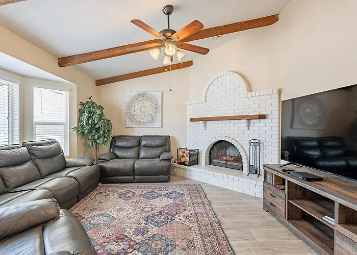 4-bedroom House In - Remodeled Retreat *
