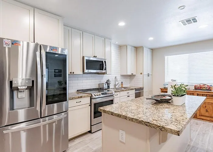 4-bedroom House In - Remodeled Retreat Holiday home *
