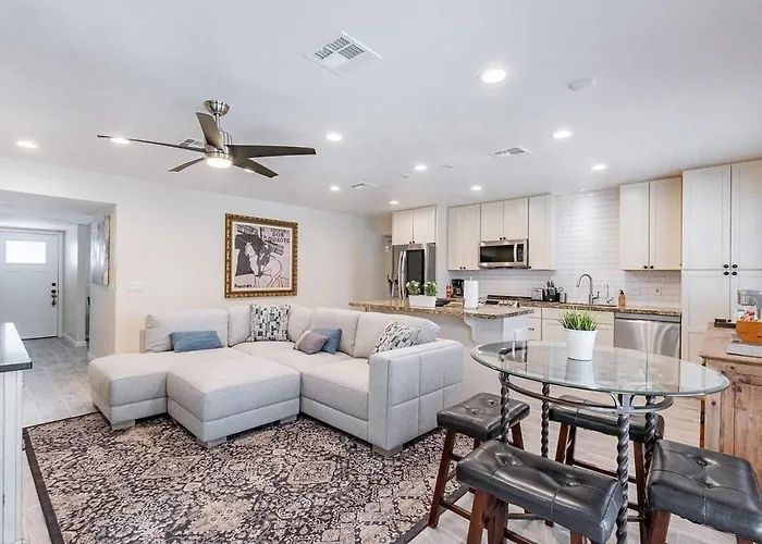 Holiday home 4-bedroom House In - Remodeled Retreat *