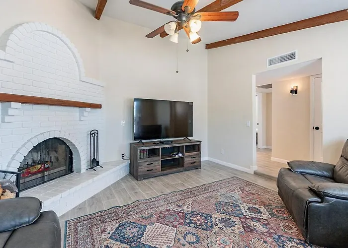 4-bedroom House In - Remodeled Retreat