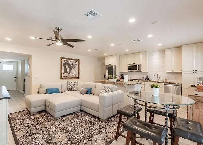 Holiday home 4-bedroom House In - Remodeled Retreat *