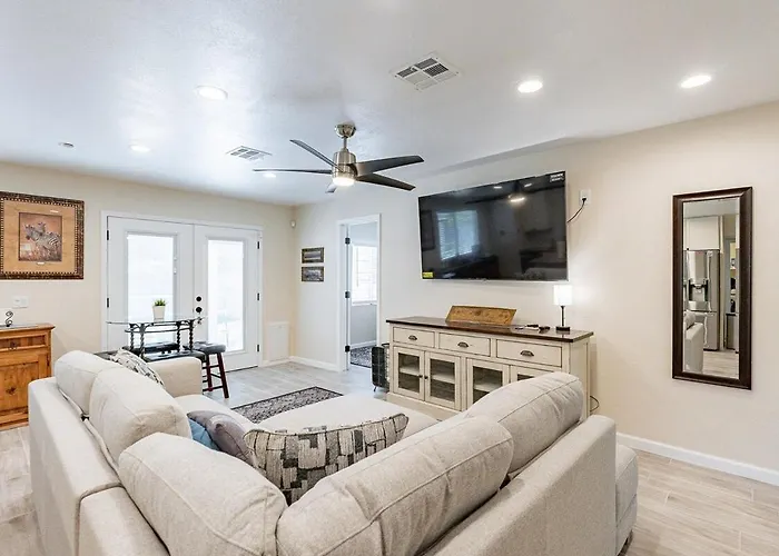 4-bedroom House In - Remodeled Retreat Holiday home Gilbert