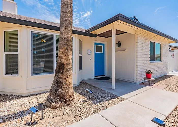 4-bedroom House In - Remodeled Retreat