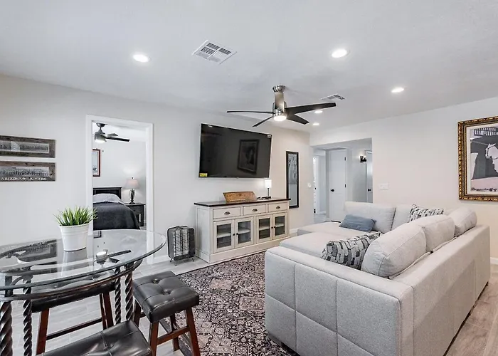 4-bedroom House In - Remodeled Retreat * Gilbert