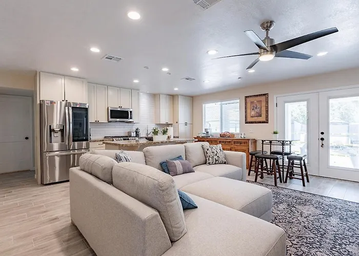 4-bedroom House In - Remodeled Retreat Holiday home *