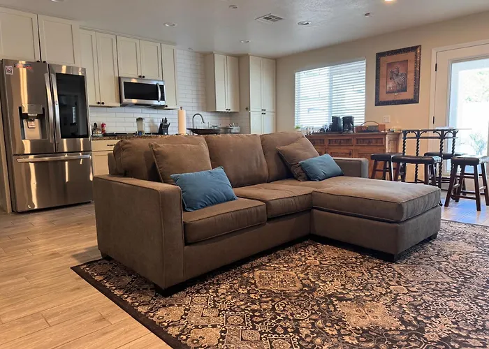 4-bedroom House In - Remodeled Retreat Holiday home *